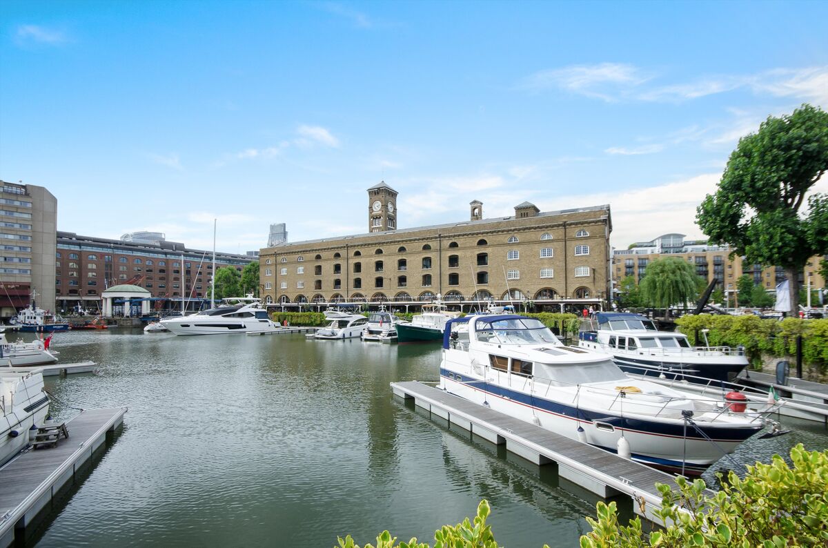 Pand te koop Ivory House, St