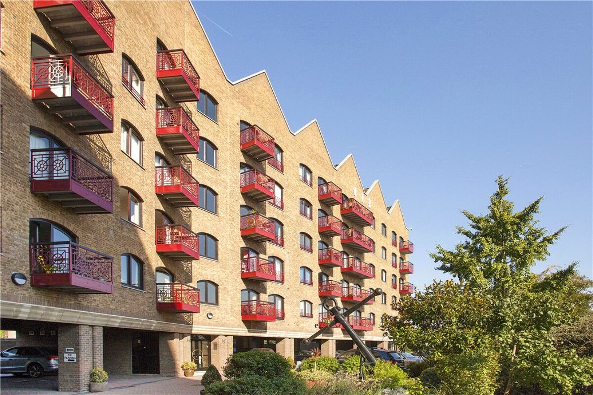 flat for sale in Trafalgar Court, Glamis Road, London, E1W WAP160078