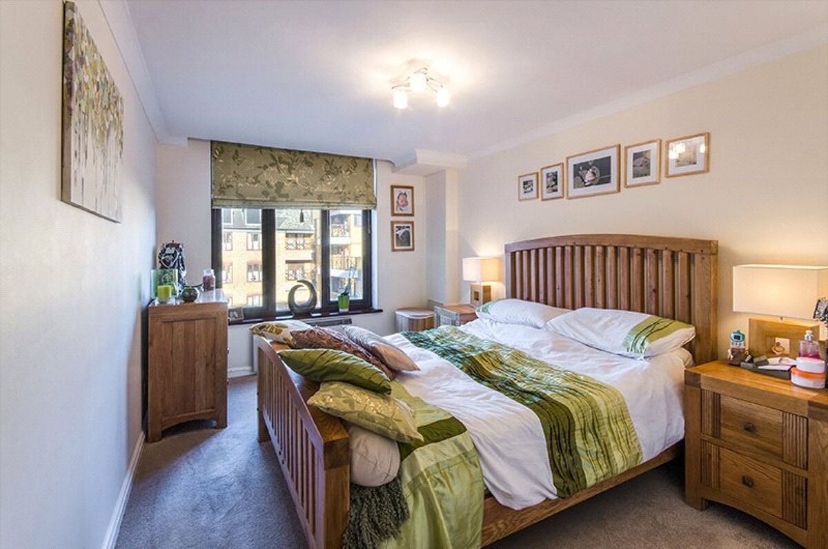 flat for sale in Hermitage Court, Knighten Street, Wapping, London, E1W