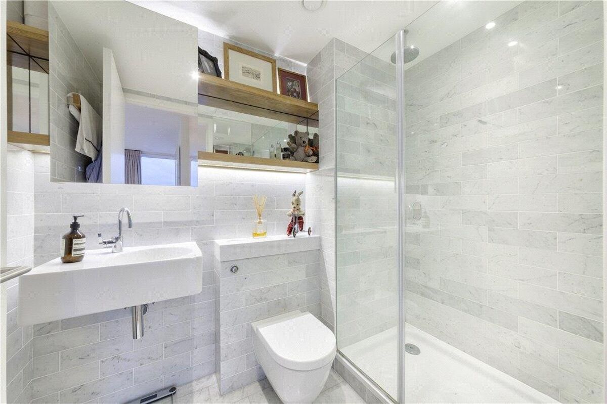 flat for sale in Park Vista Tower, 5 Cobblestone Square, London, E1W