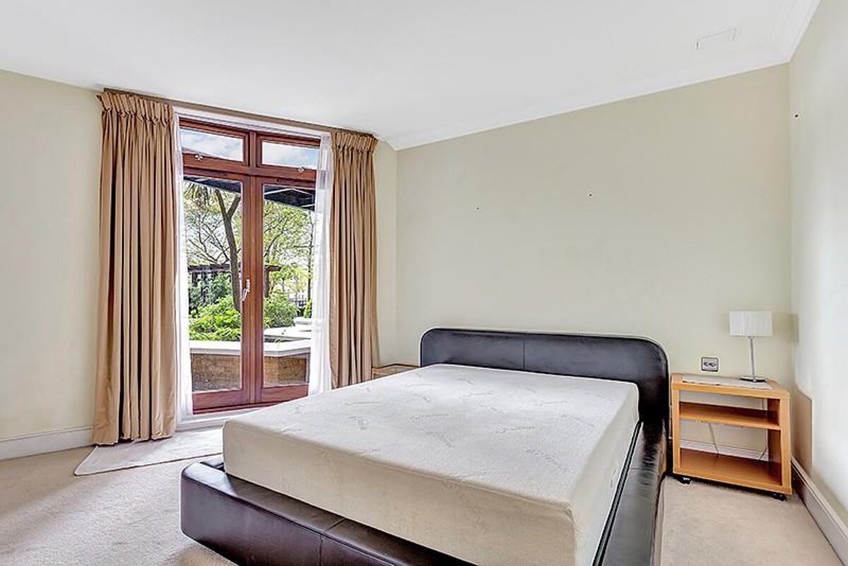 flat to rent in Turnstone House, Star Place, St Katherine Docks, London