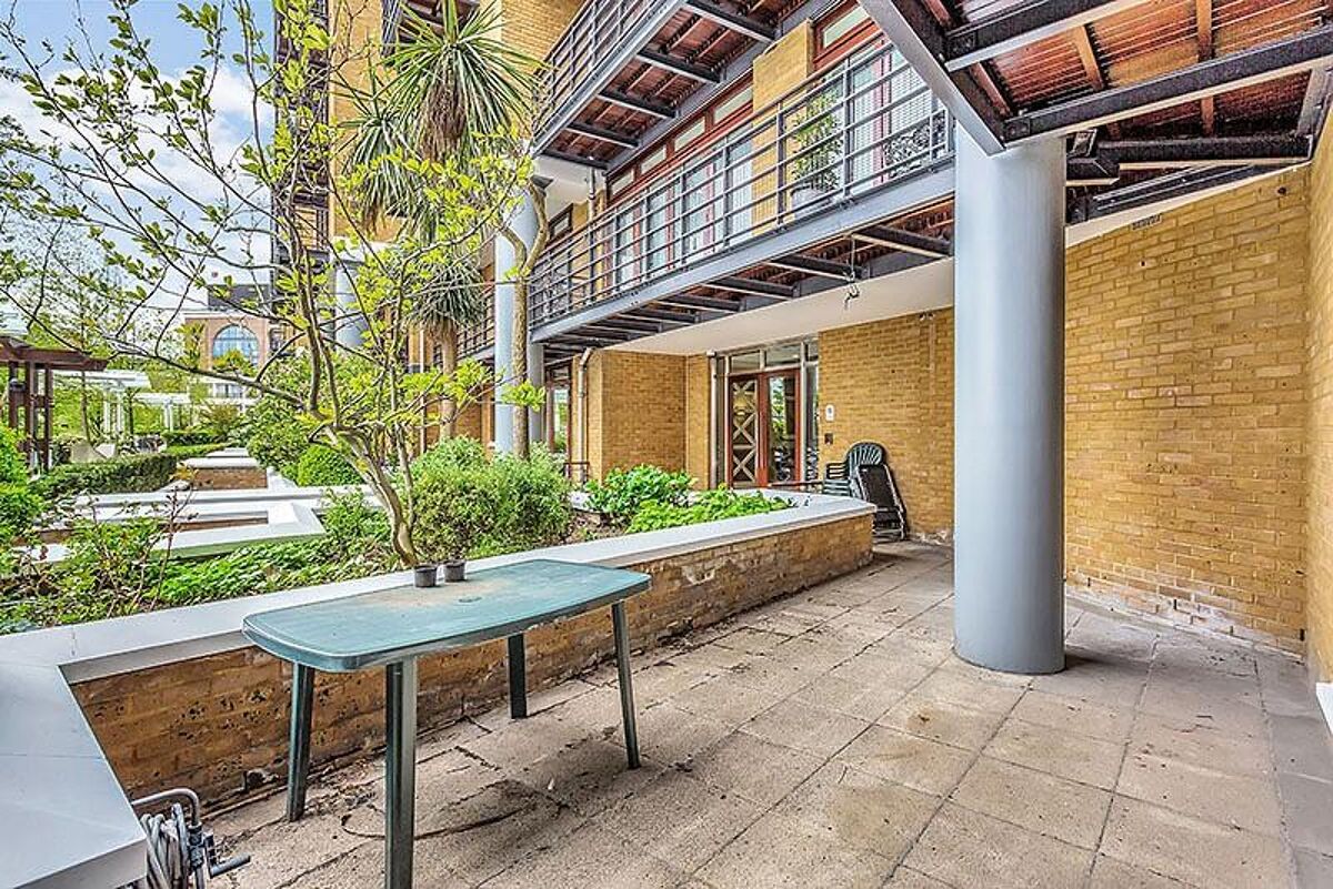 flat to rent in Turnstone House, Star Place, St Katherine Docks, London, E1W WAQ012227463