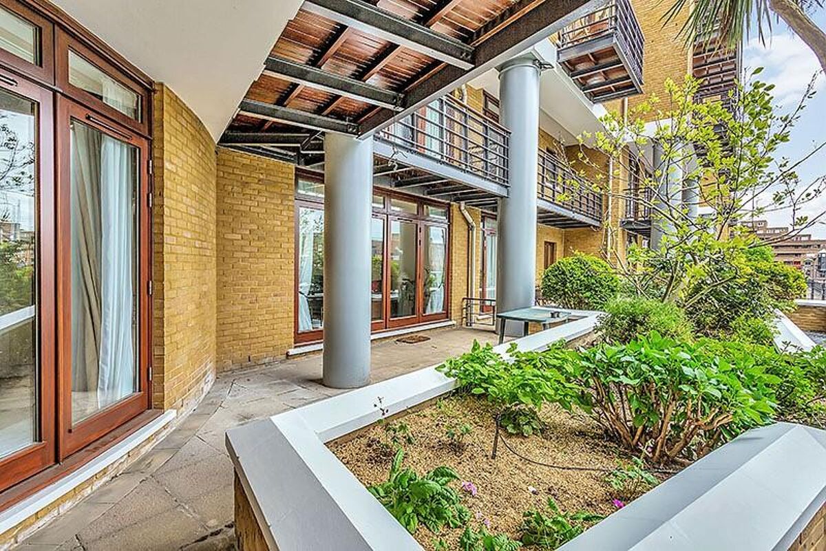 flat to rent in Turnstone House, Star Place, St Katherine Docks, London
