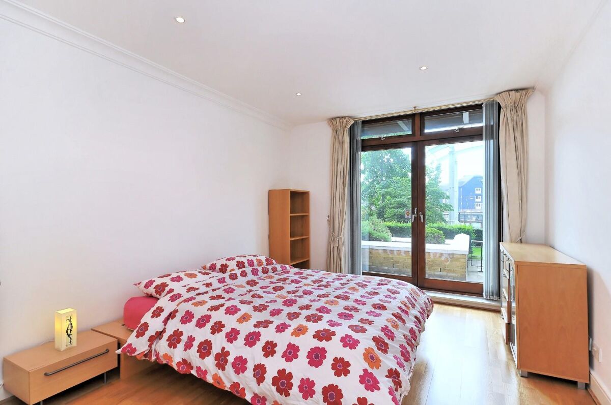 flat to rent in Jacana Court, City Quay, St Katharine Docks, London