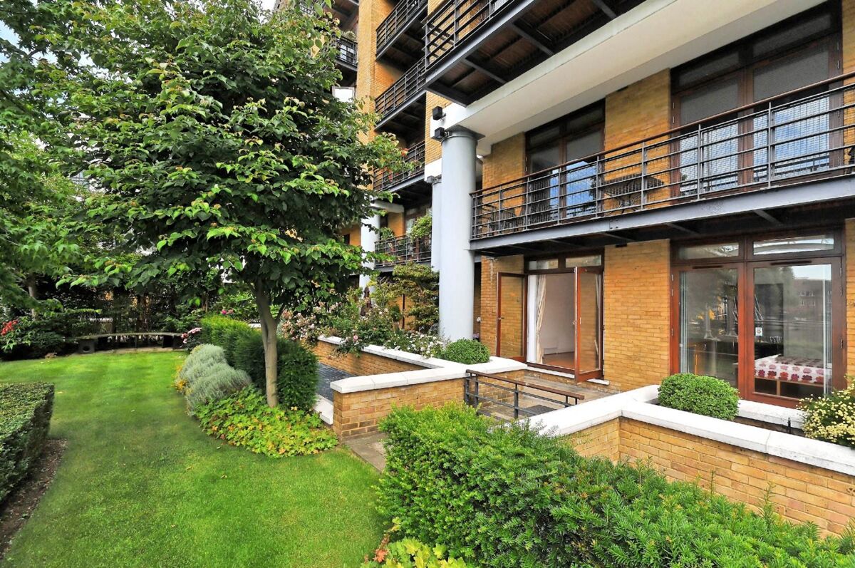flat to rent in Jacana Court, City Quay, St Katharine Docks, London