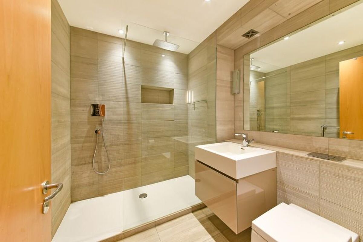 3 bedroom duplex penthouse apartment for rent in Cormorant Lodge, City