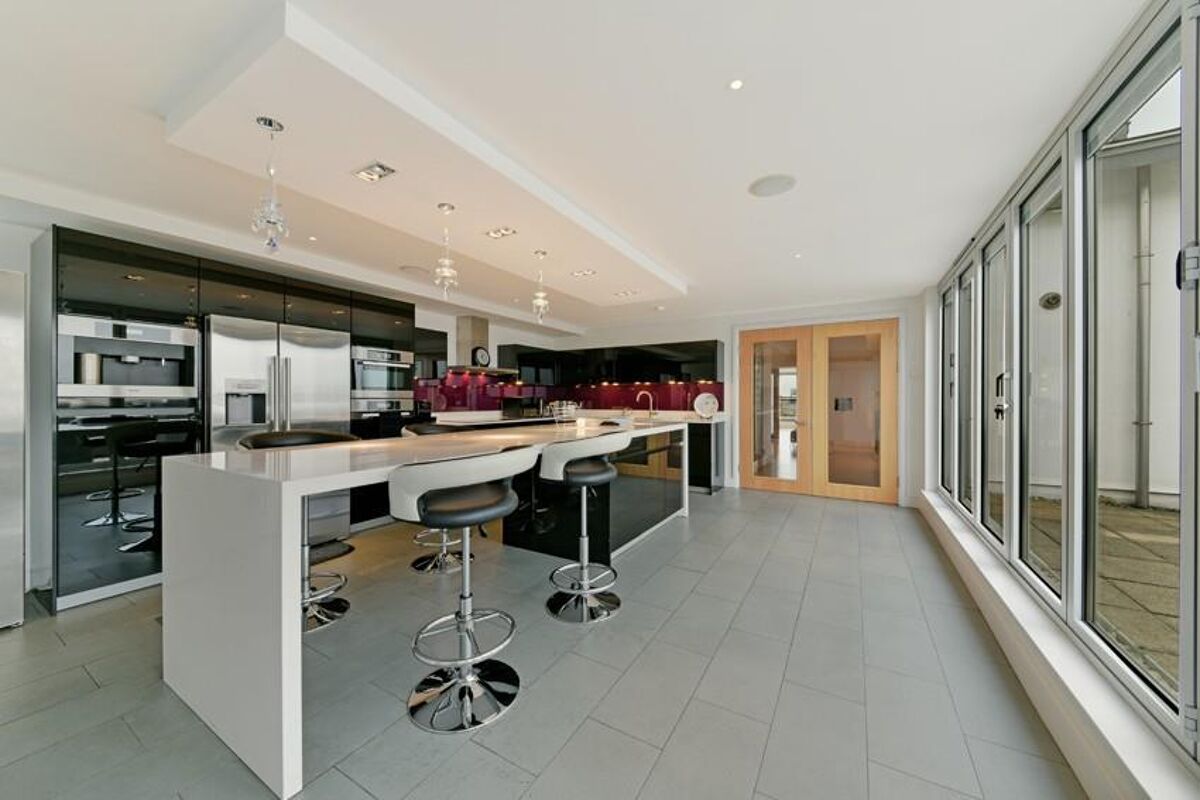 3 bedroom duplex penthouse apartment for rent in Cormorant Lodge, City