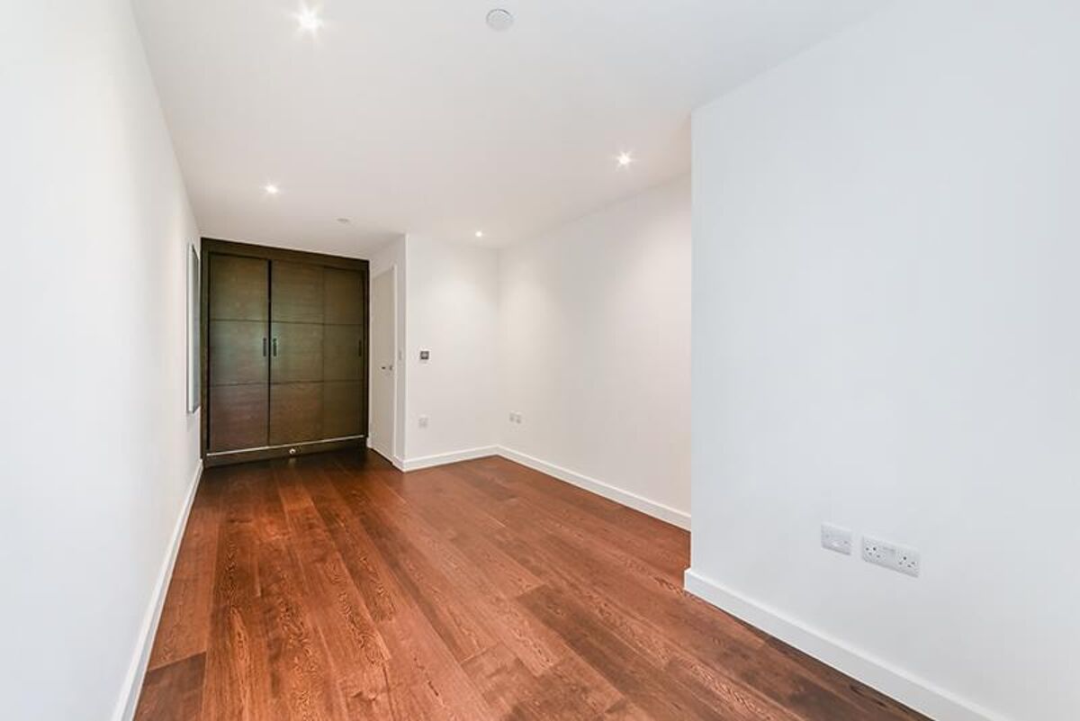 flat to rent in Queen Victoria Terrace, Sovereign Court, London, E1W