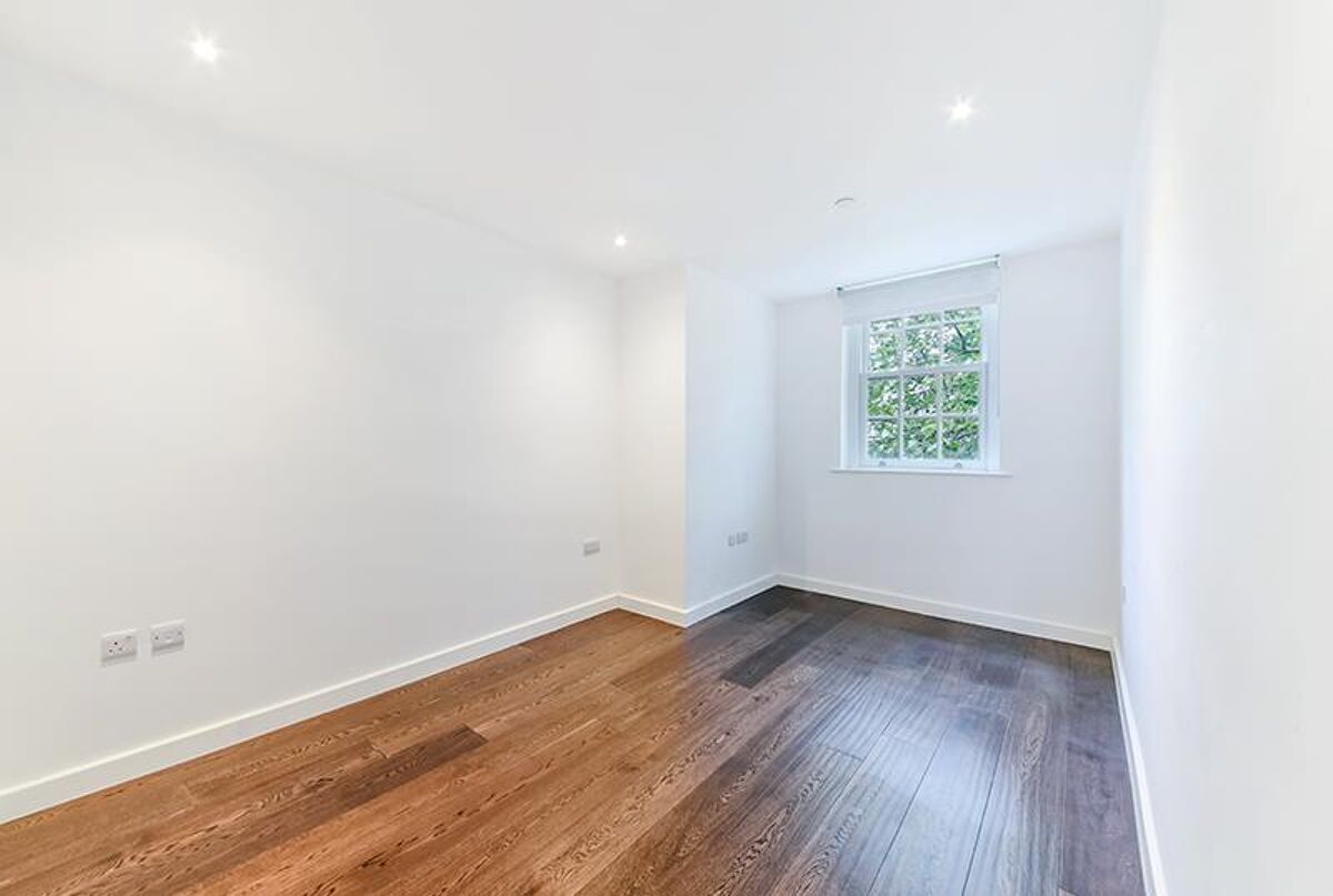 flat to rent in Queen Victoria Terrace, Sovereign Court, London, E1W