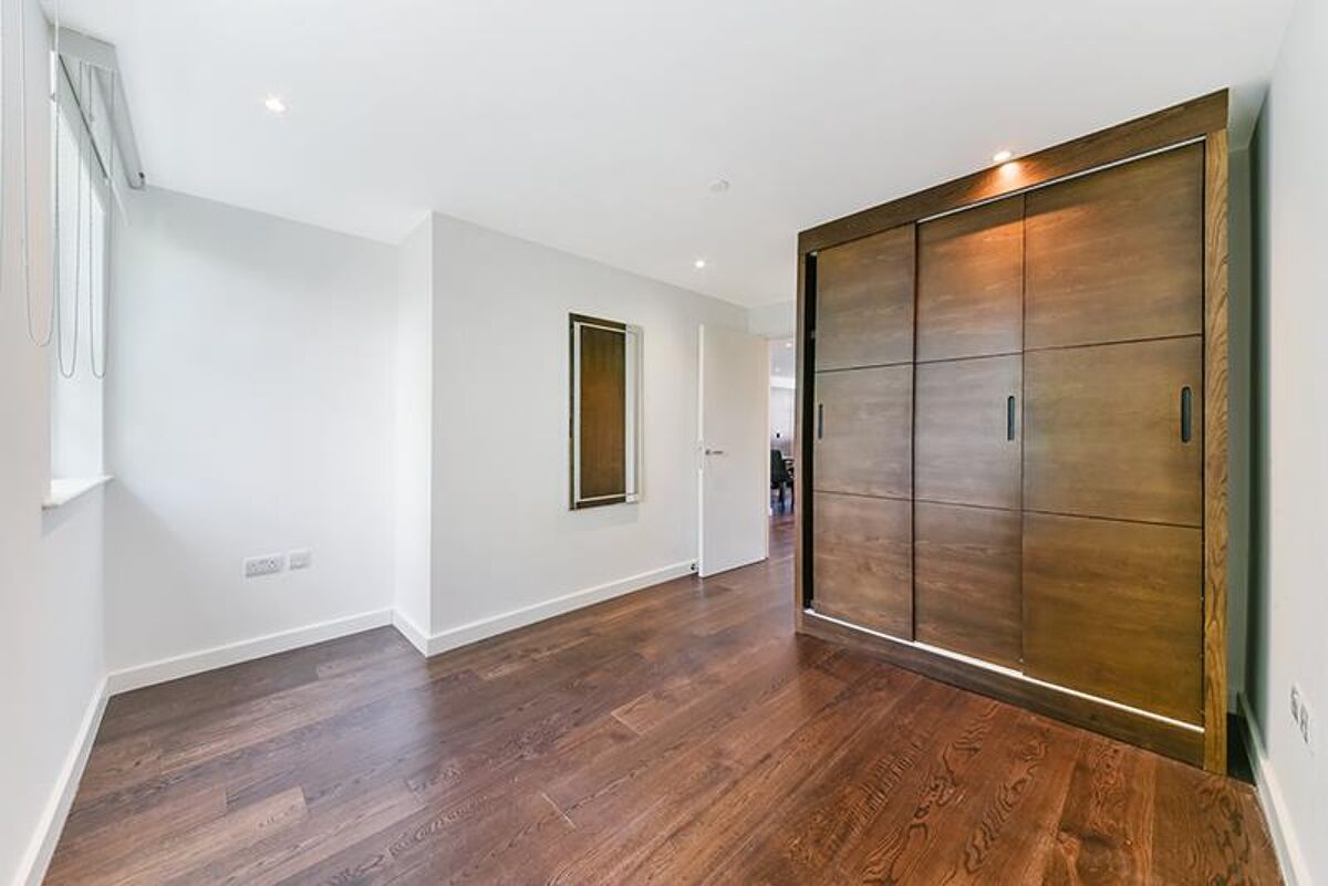 flat to rent in Queen Victoria Terrace, Sovereign Court, London, E1W
