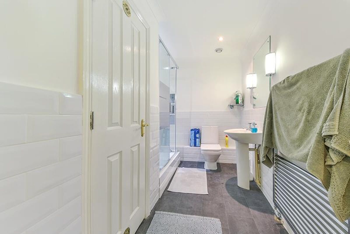 flat to rent in Trinity Square, City, London, EC3N WAQ012324709