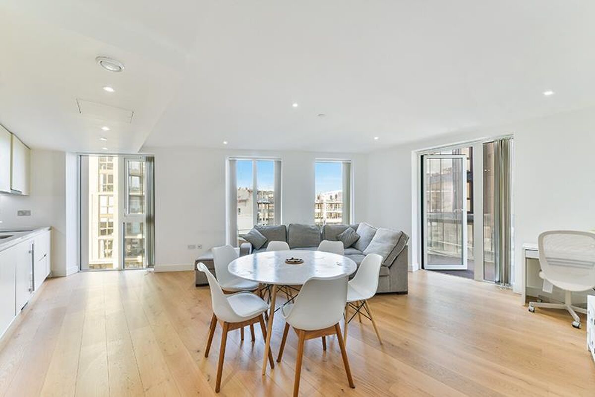 flat to rent in Admiralty House, Vaughan Way, Wapping, London, E1W