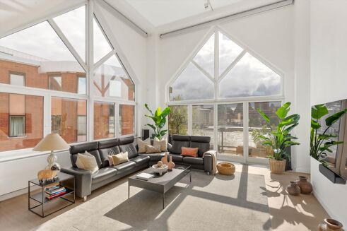 Picture of 5-6 bedroom flat for rent.