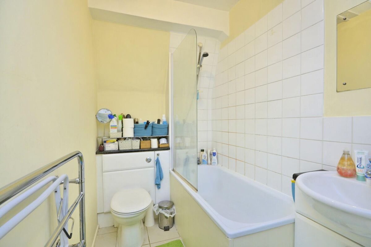 flat to rent in Riverside Mansions, Milk Yard, Wapping, London, E1W