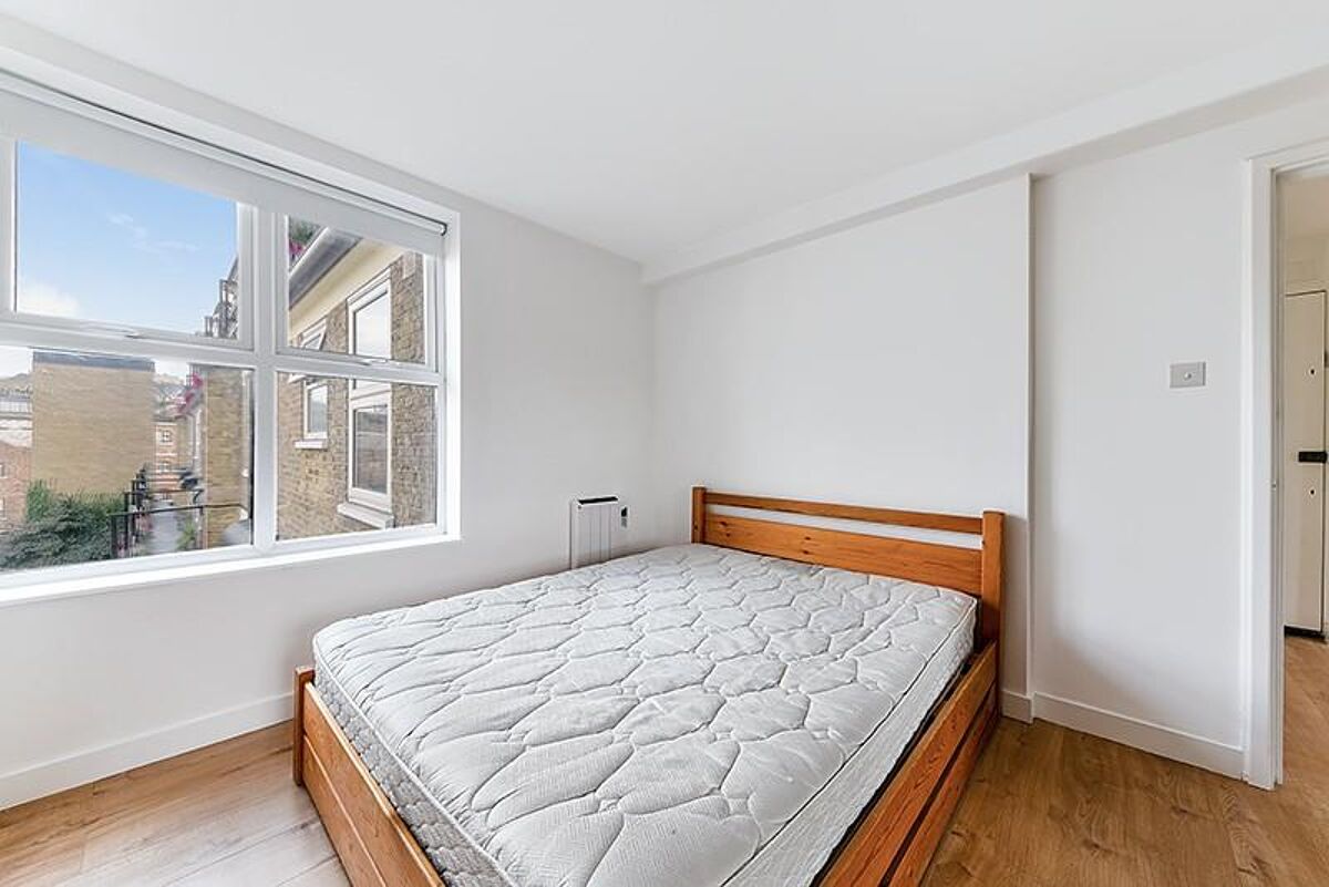 flat to rent in Riverside Mansions, Milk Yard, Wapping, London, E1W