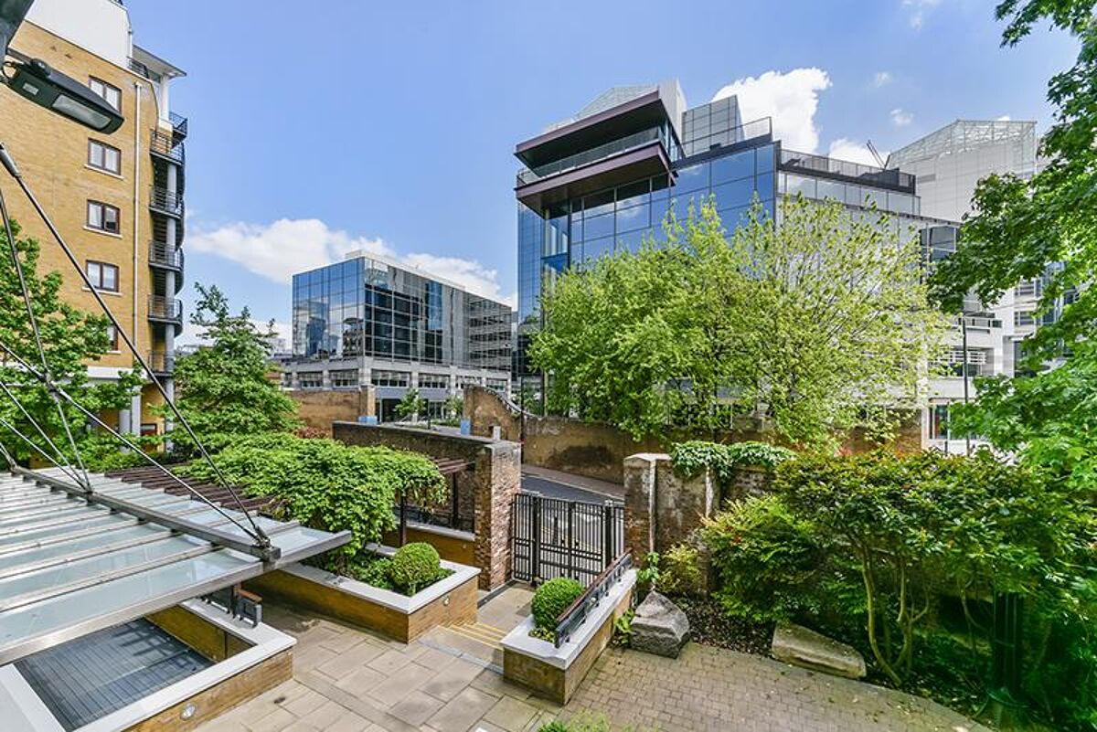 flat to rent in Cormorant Lodge, City Quay, St Katharine Docks, London
