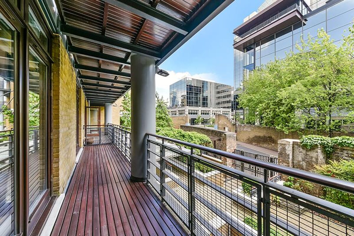 flat to rent in Cormorant Lodge, City Quay, St Katharine Docks, London