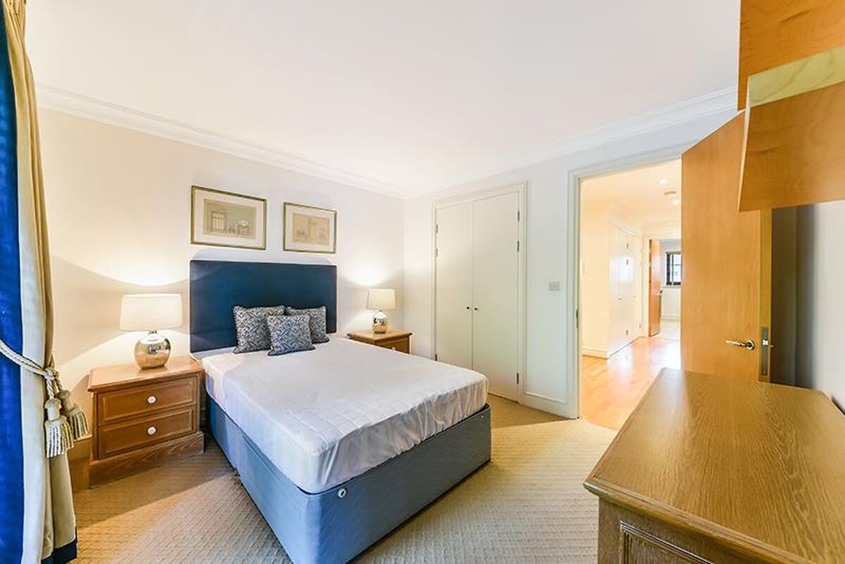 flat to rent in Cormorant Lodge, City Quay, St Katharine Docks, London