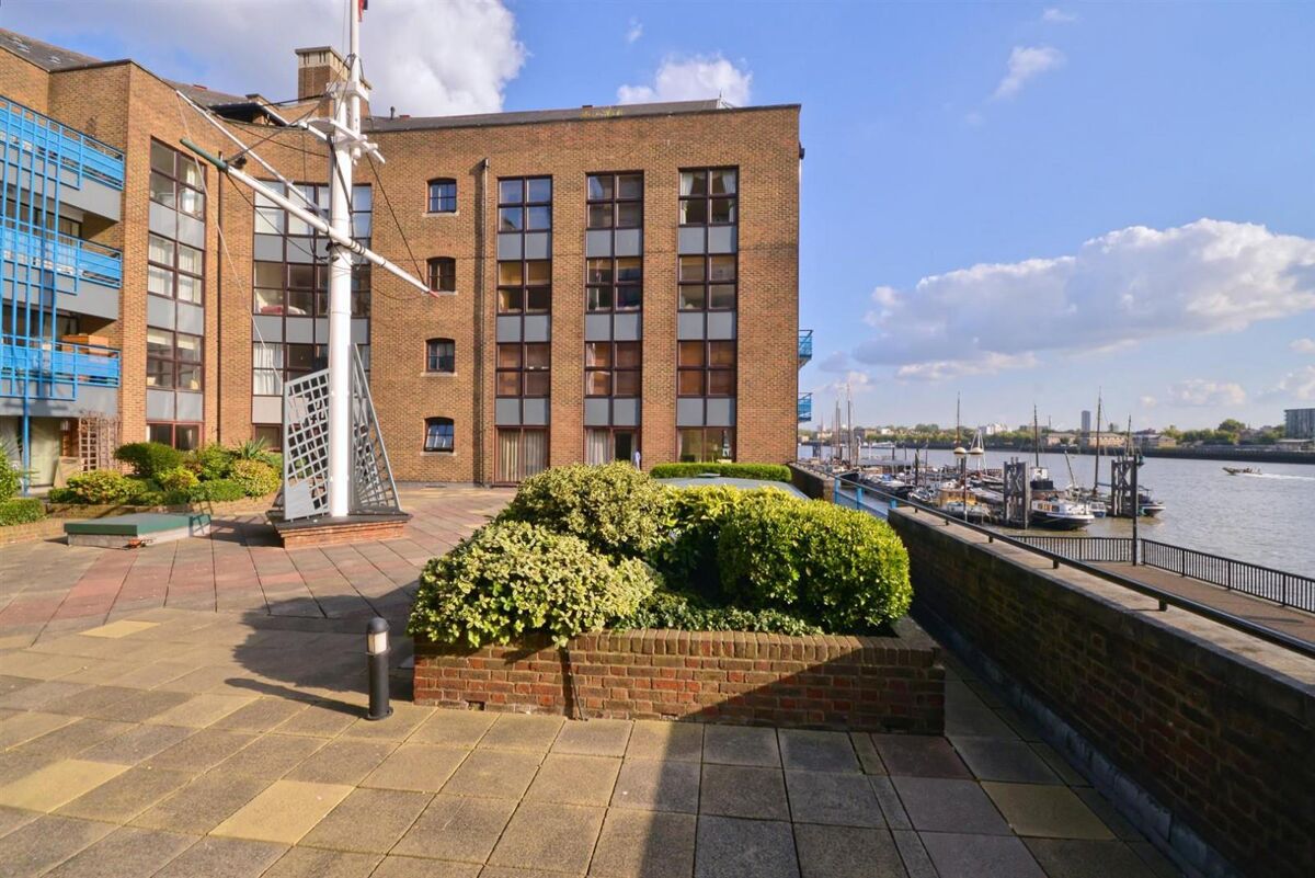 flat to rent in Tower Bridge Wharf, St. Katharines Way, Wapping, London