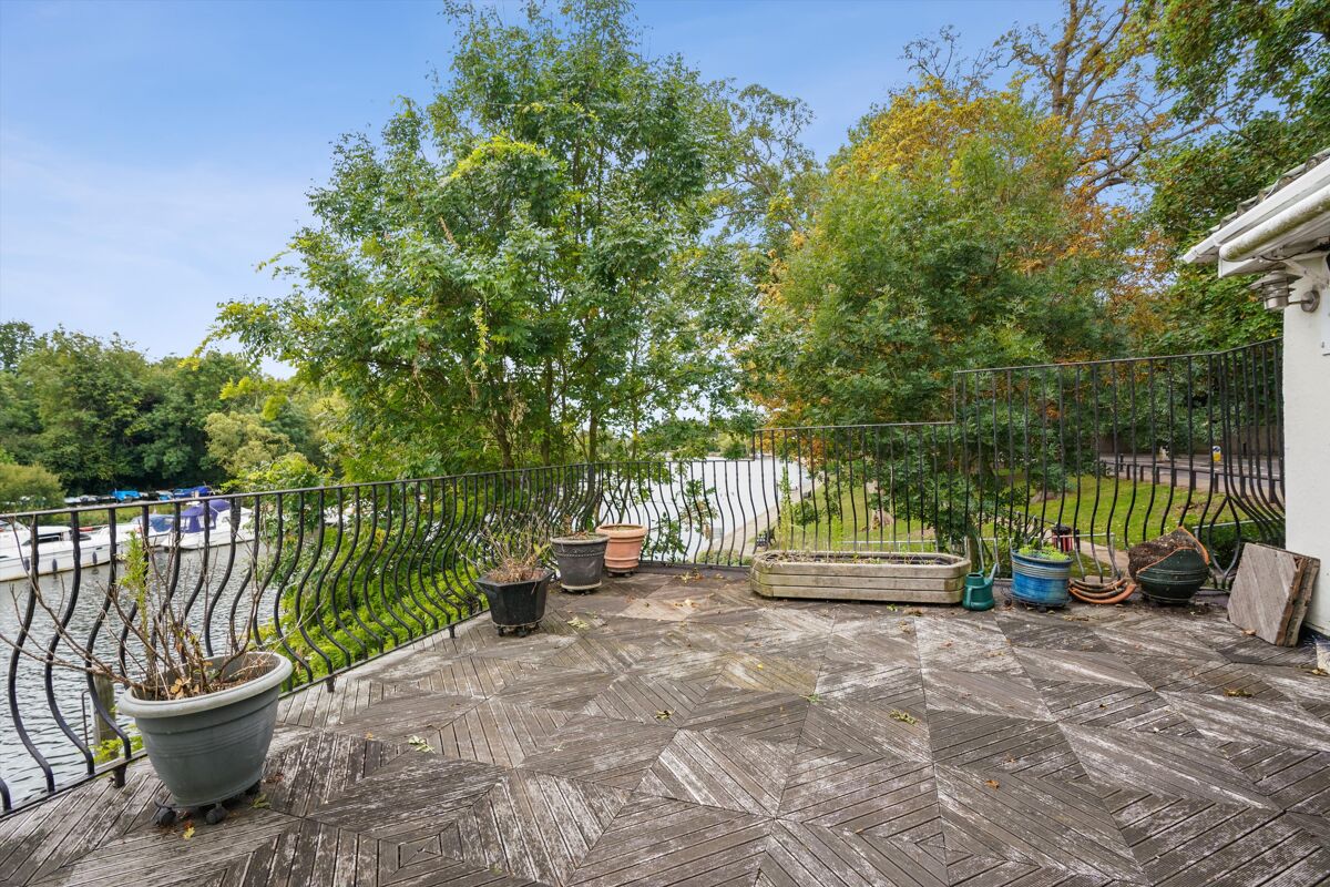 house for sale in Thames Street, SunburyonThames, Surrey, TW16