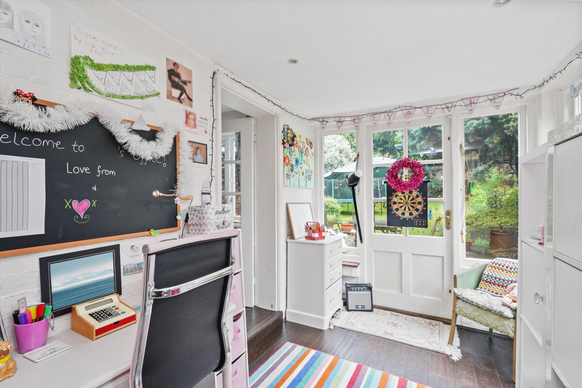 house for sale in Weybridge Park, Weybridge, Surrey, KT13 WBE012142154 Knight Frank