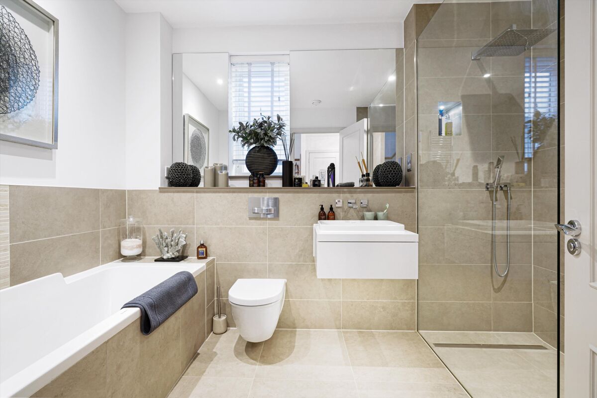 house for sale in Oatlands Chase, Weybridge, KT13 WBE012145272