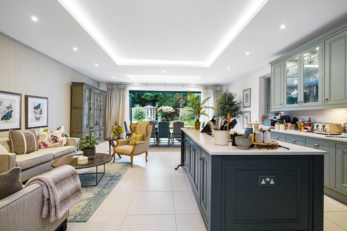 house for sale in Oatlands Chase, Weybridge, KT13 WBE012145272