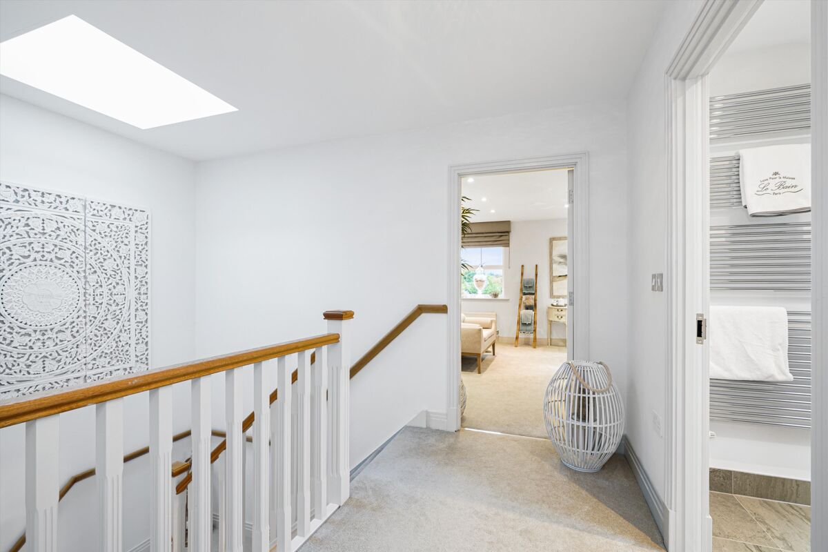 house for sale in Oatlands Chase, Weybridge, KT13 WBE012145272