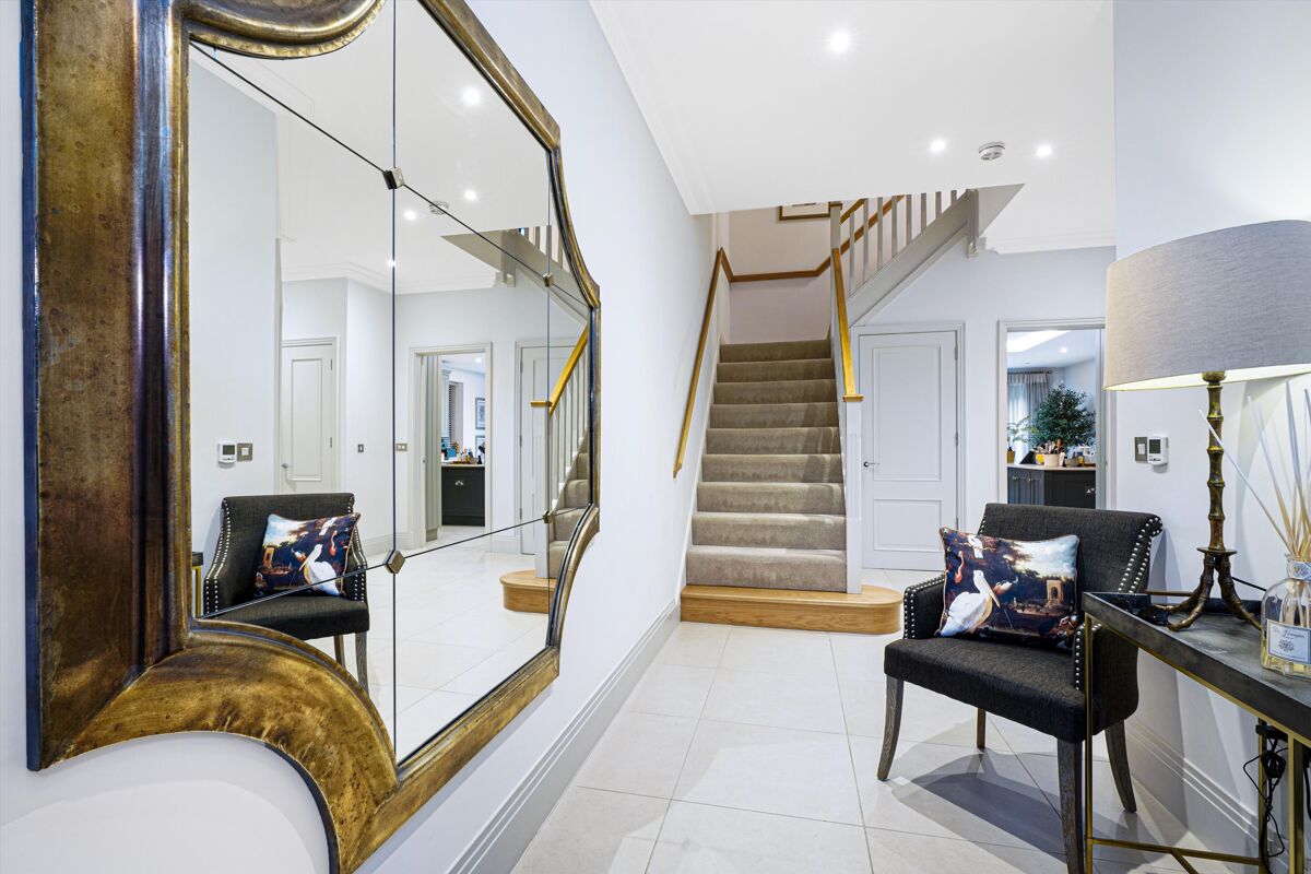 house for sale in Oatlands Chase, Weybridge, KT13 WBE012145272