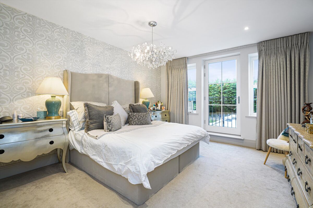 house for sale in Oatlands Chase, Weybridge, KT13 WBE012145272