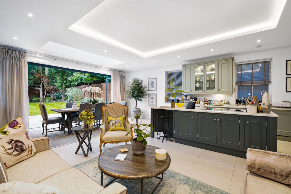 house for sale in Oatlands Chase, Weybridge, KT13 WBE012145272