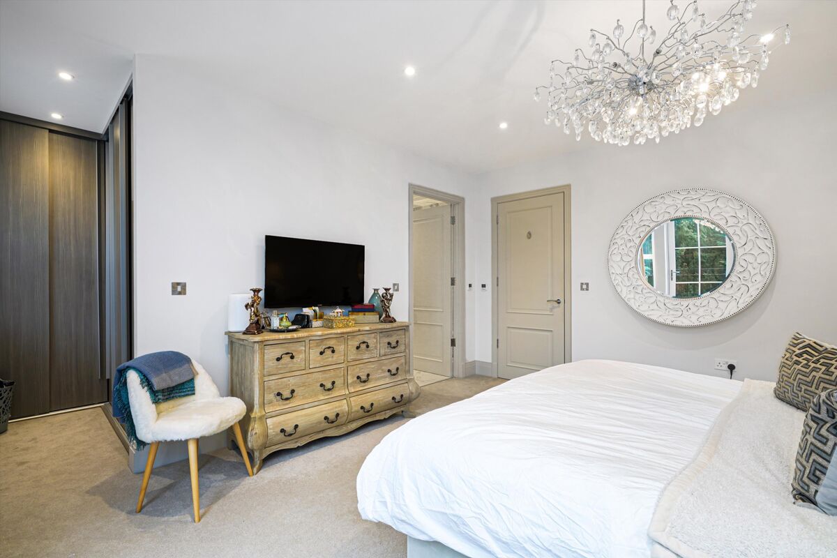 house for sale in Oatlands Chase, Weybridge, KT13 WBE012145272