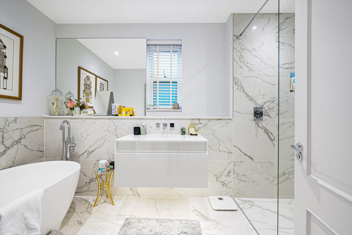 house for sale in Oatlands Chase, Weybridge, KT13 WBE012145272