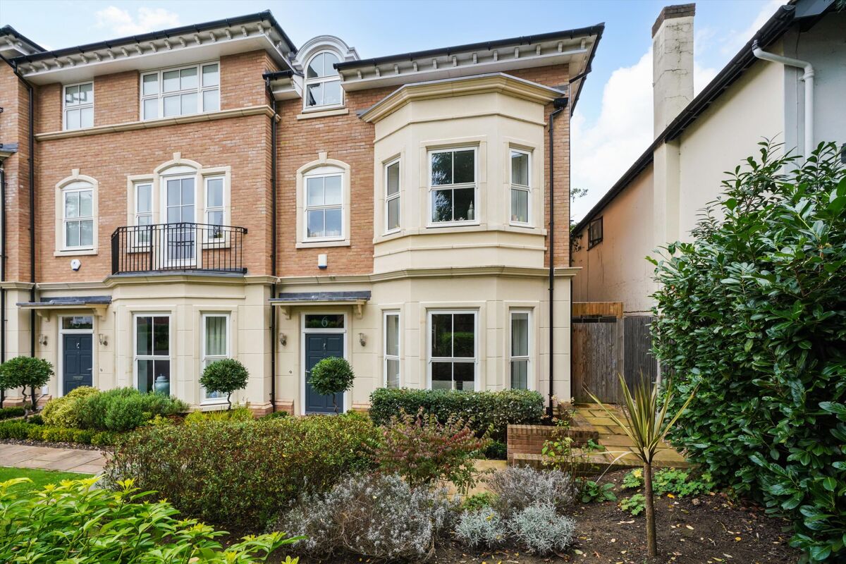 house for sale in Oatlands Chase, Weybridge, KT13 WBE012145272