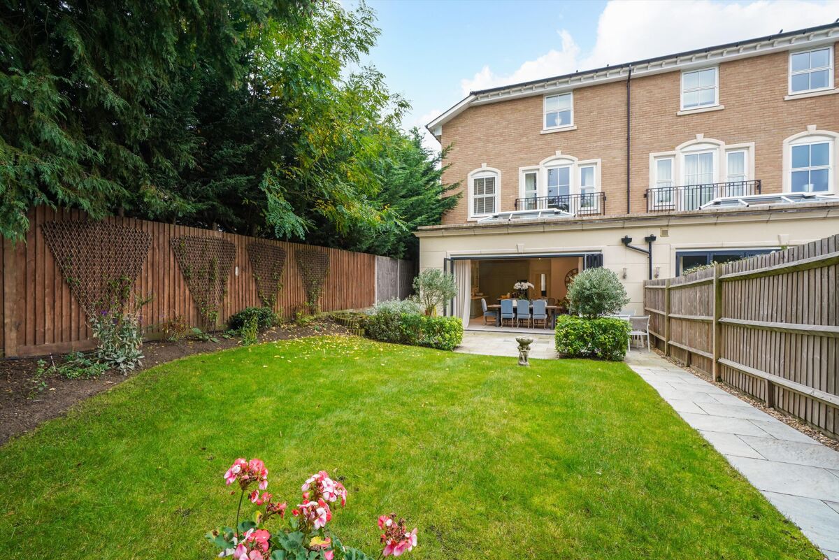 house for sale in Oatlands Chase, Weybridge, KT13 WBE012145272