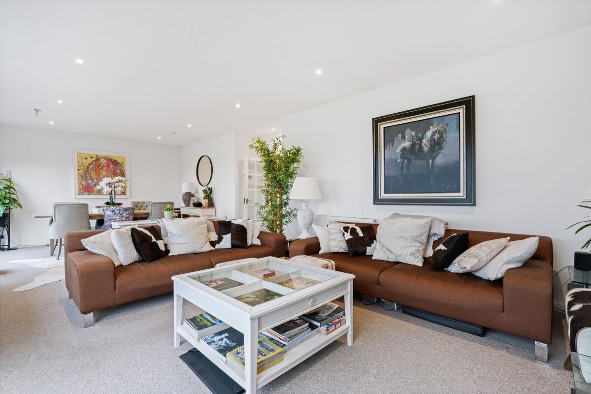 flat for sale in Oatlands Drive, Weybridge, Surrey, KT13 WBE012153356