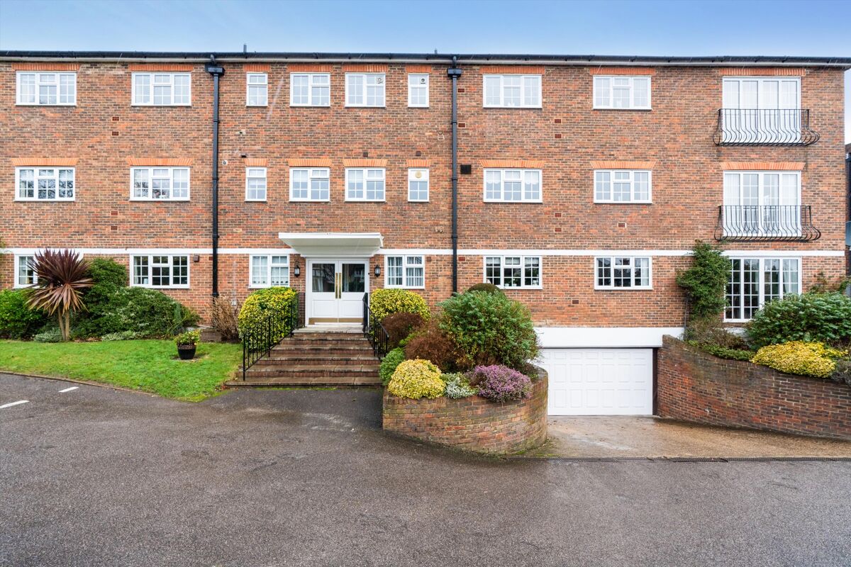flat for sale in Oatlands Drive, Weybridge, Surrey, KT13 WBE012153356