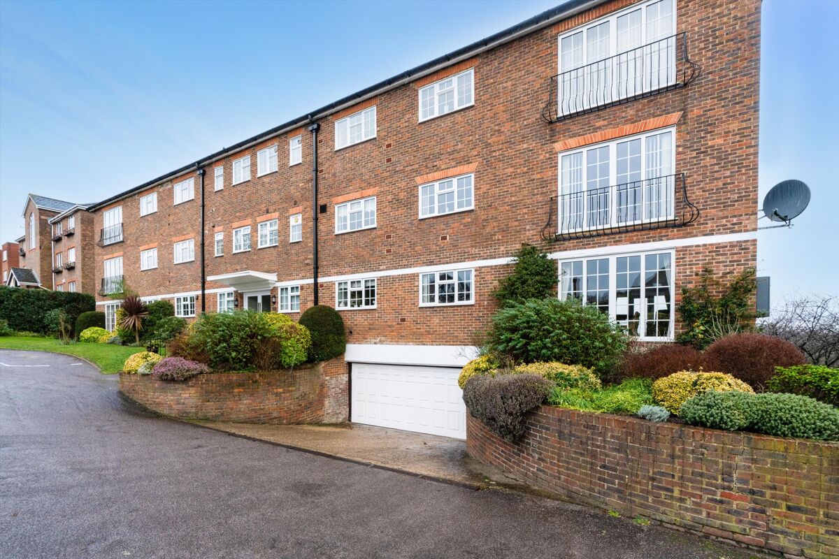 flat for sale in Oatlands Drive, Weybridge, Surrey, KT13 WBE012153356