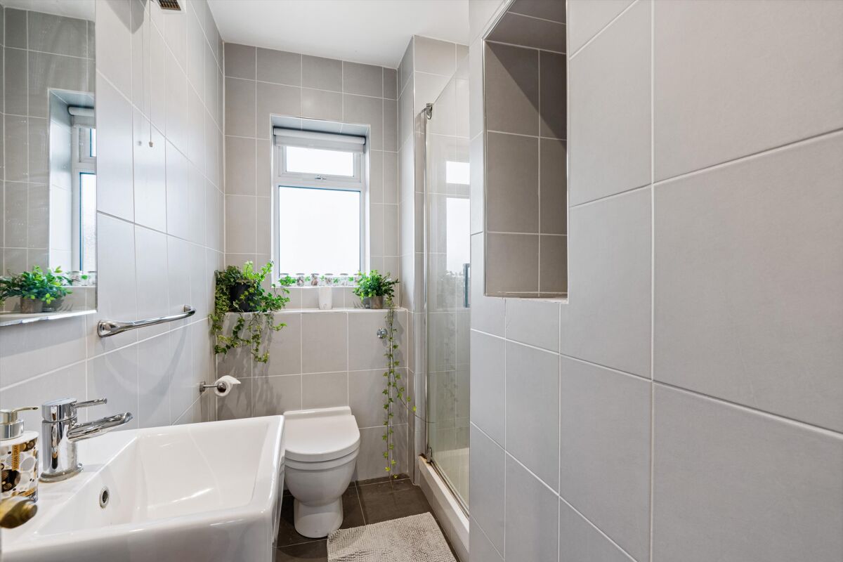 flat for sale in Oatlands Drive, Weybridge, Surrey, KT13 WBE012153356