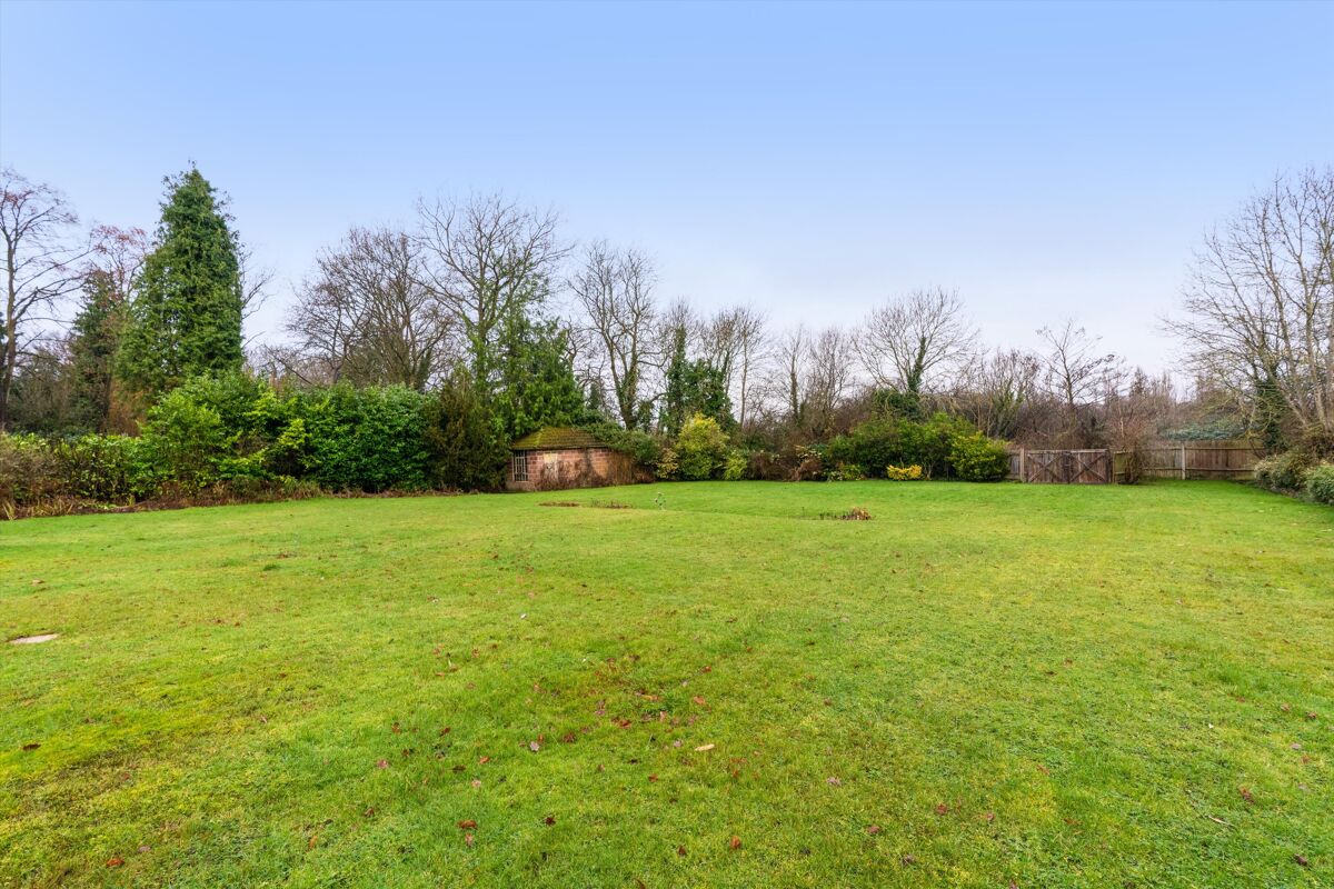 flat for sale in Oatlands Drive, Weybridge, Surrey, KT13 WBE012153356