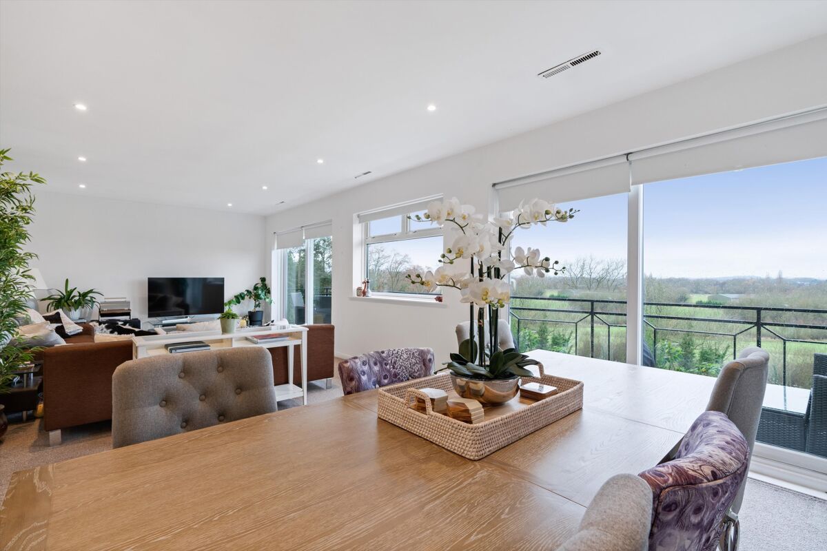 flat for sale in Oatlands Drive, Weybridge, Surrey, KT13 WBE012153356