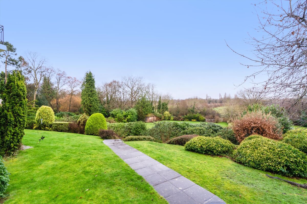 flat for sale in Oatlands Drive, Weybridge, Surrey, KT13 WBE012153356