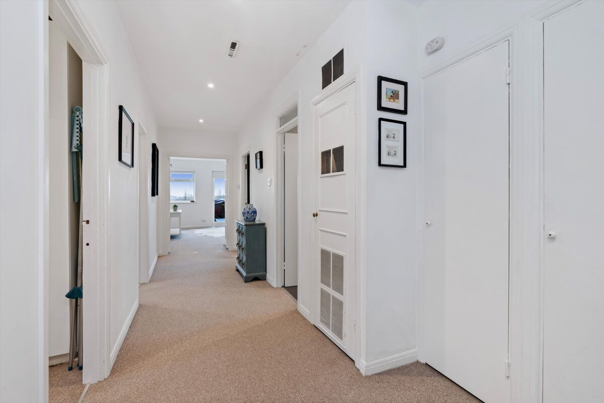 flat for sale in Oatlands Drive, Weybridge, Surrey, KT13 WBE012153356