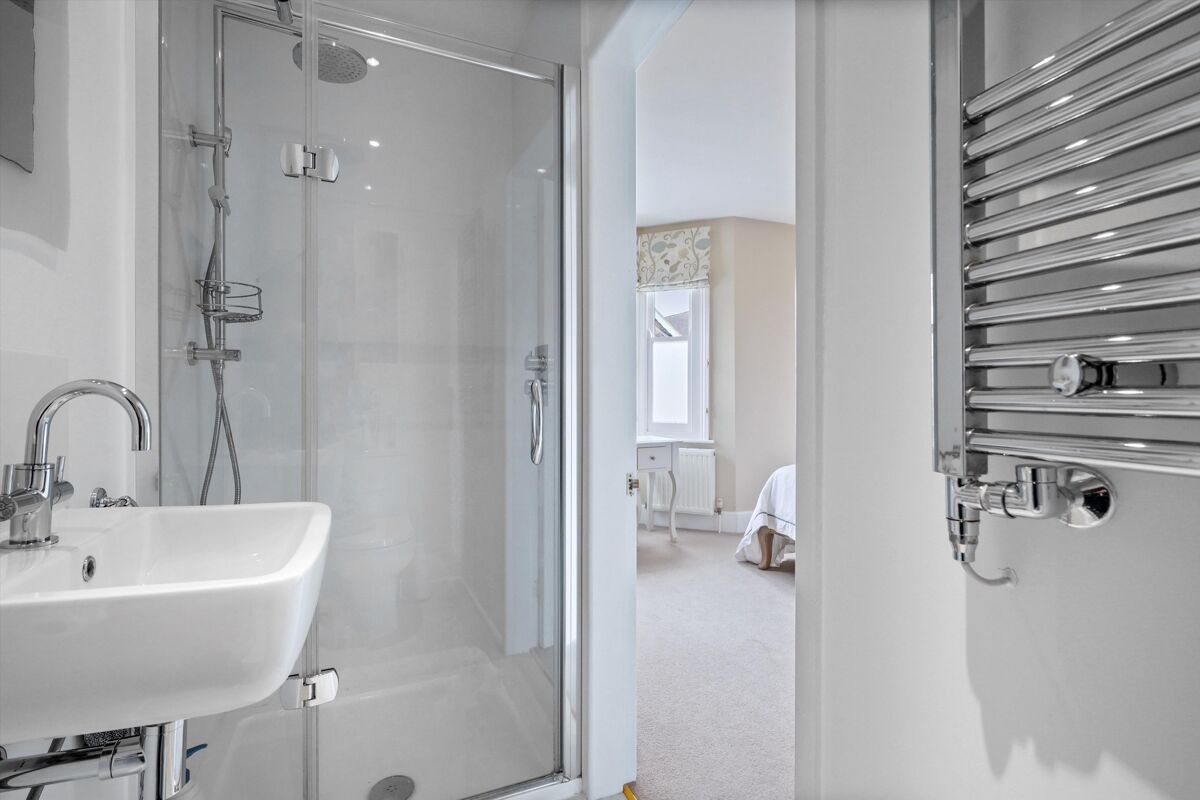 house for sale in Oakdale Road, Weybridge, Surrey, KT13 WBE012165112