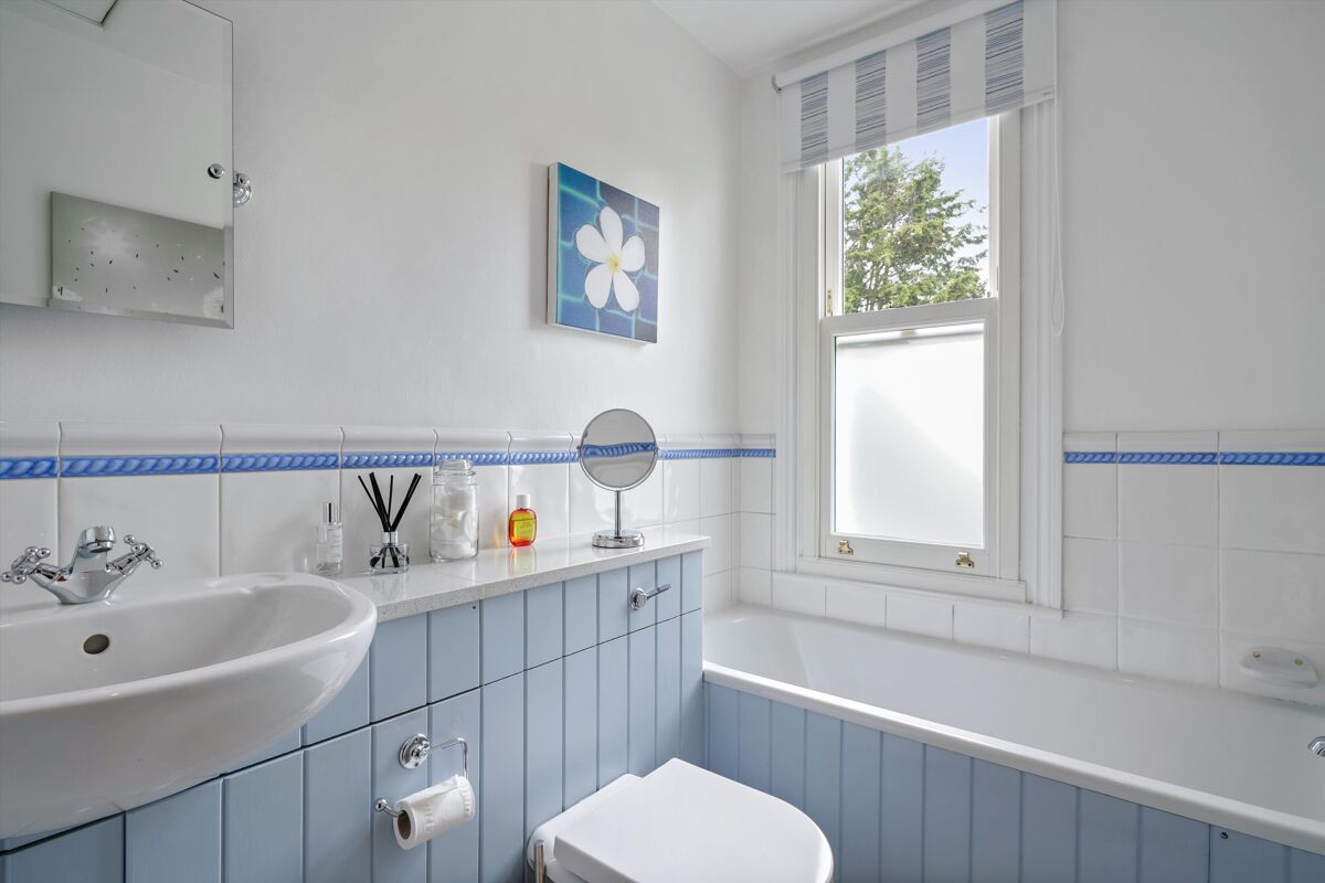 house for sale in Oakdale Road, Weybridge, Surrey, KT13 WBE012165112