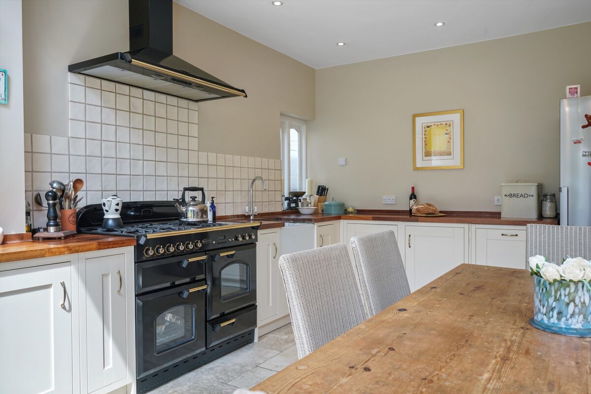 house for sale in Oakdale Road, Weybridge, Surrey, KT13 WBE012165112