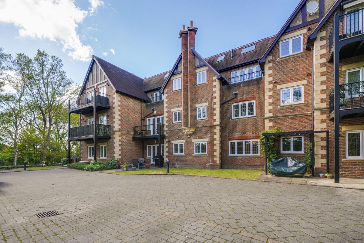 flat for sale in Caenshill House, 5 Chaucer Avenue, Weybridge, Surrey