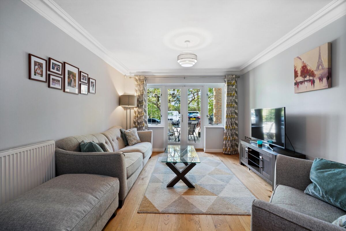 flat for sale in Caenshill House, 5 Chaucer Avenue, Weybridge, Surrey