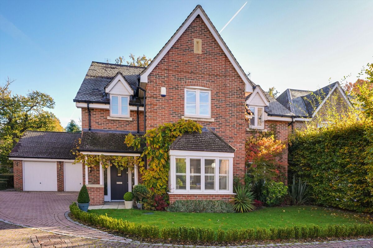 house for sale in Pinehurst Gardens, West Byfleet, Surrey, KT14