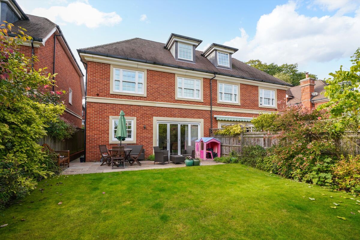 townhouse for sale in Regency Gardens, Weybridge, Surrey, KT13 WBE012183379 Knight Frank townhouse for sale in Regency Gardens, Weybridge, Surrey, KT13 WBE012183379 Knight Frank